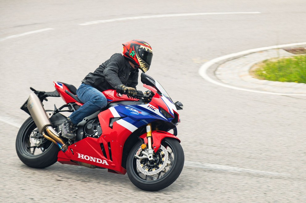 Honda Fireblade SP 2024 Testi kırsal yolda - Resim 34