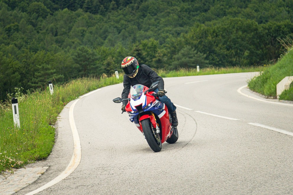 Prueba de la Honda Fireblade SP 2024 en carretera de curvas - Imagen 48