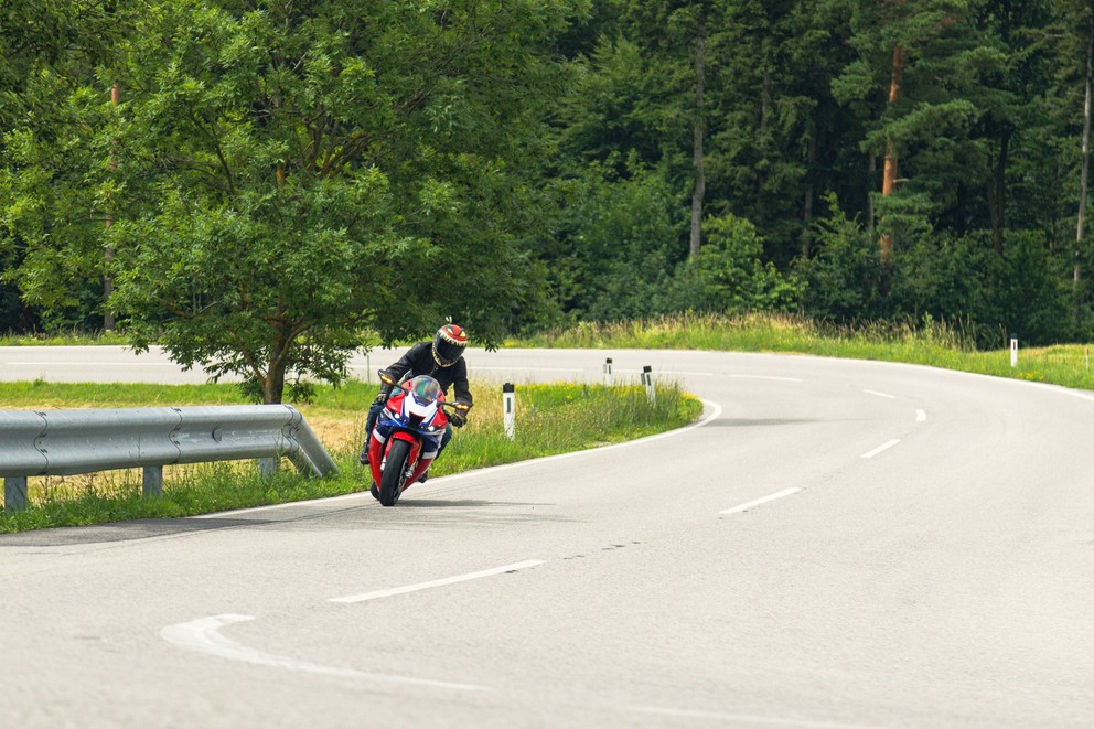 Prueba de la Honda Fireblade SP 2024 en carretera de curvas - Imagen 28