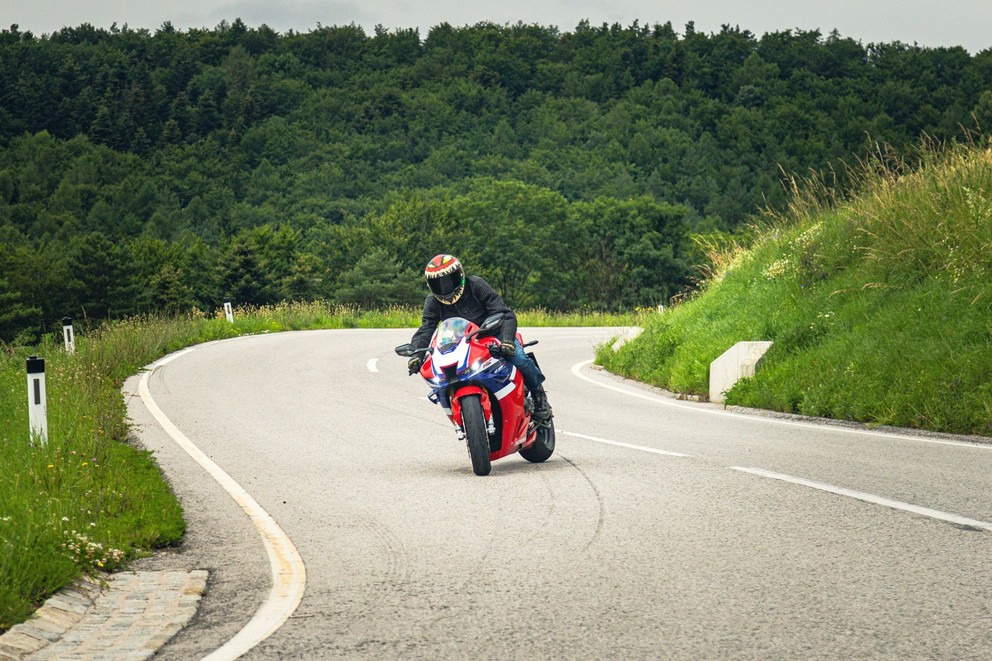 Prueba de la Honda Fireblade SP 2024 en carretera de curvas - Imagen 21