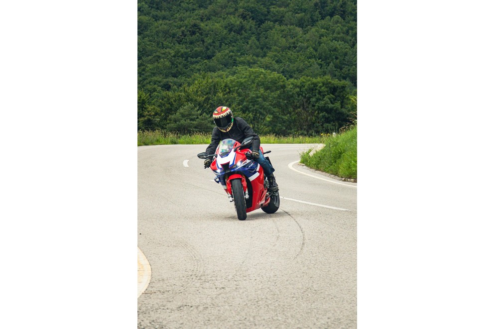 Test de la Honda Fireblade SP 2024 sur route sinueuse - Image 45