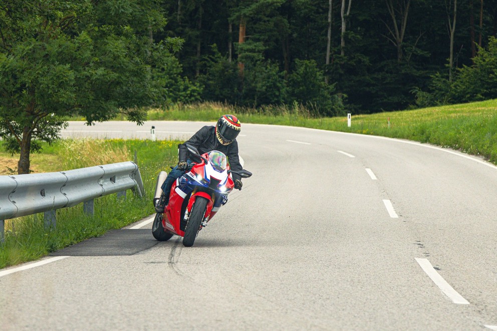 Test de la Honda Fireblade SP 2024 sur route sinueuse - Image 46