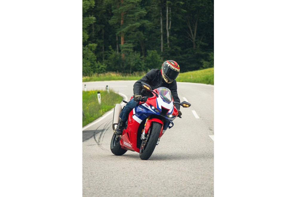 Test de la Honda Fireblade SP 2024 sur route sinueuse - Image 12