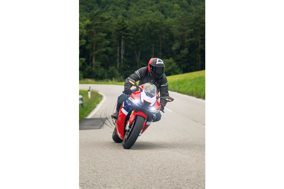 Test de la Honda Fireblade SP 2024 sur route sinueuse - Image 35