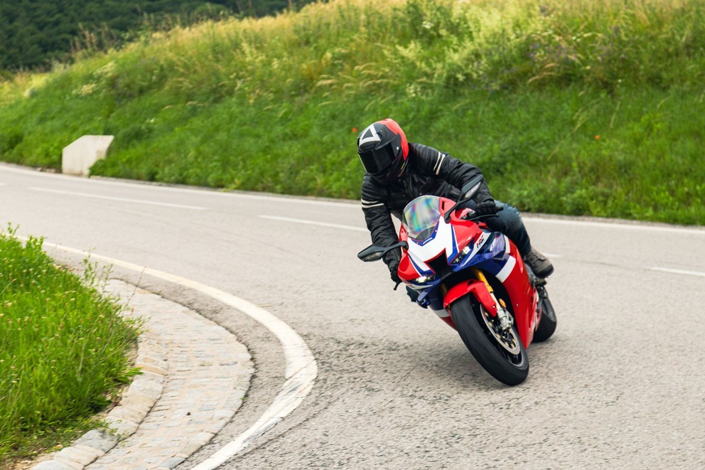 Prueba de la Honda Fireblade SP 2024 en carretera de curvas - Imagen 13