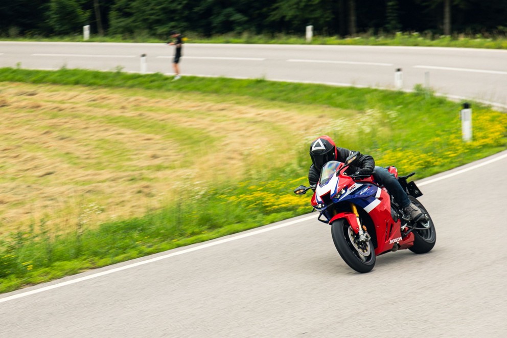 Prueba de la Honda Fireblade SP 2024 en carretera de curvas - Imagen 24