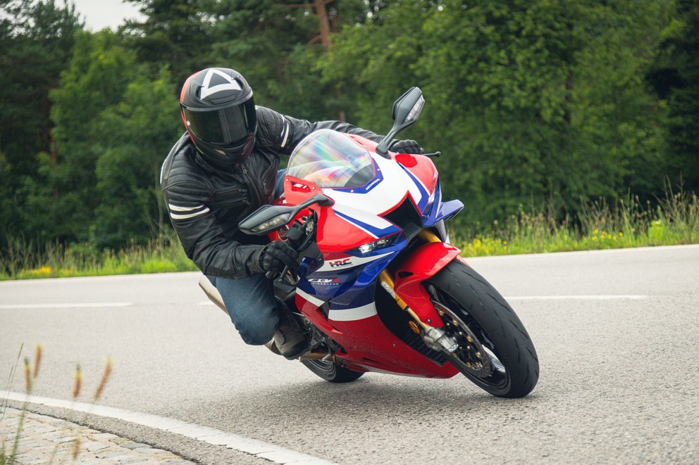 Prueba de la Honda Fireblade SP 2024 en carretera de curvas - Imagen 32