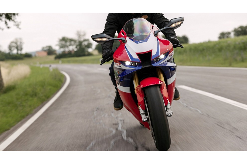 Honda Fireblade SP 2024 Testi kırsal yolda - Resim 3