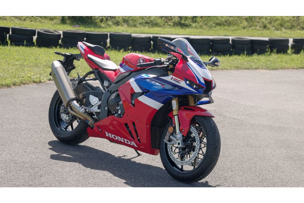 Honda Fireblade SP 2024 Test on the Country Road - Image 19