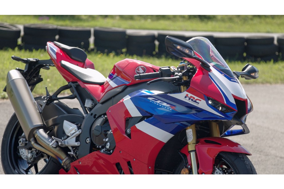 Honda Fireblade SP 2024 Test on the Country Road - Image 17