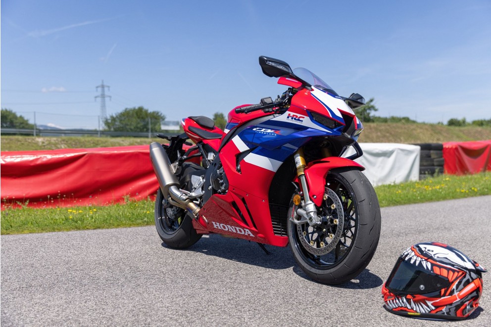 Honda Fireblade SP 2024 Test on the Country Road - Image 4