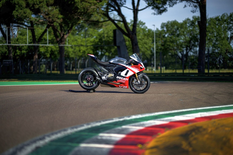 Ducati Panigale V2 Superquadro Édition Finale 2024 - Image 29