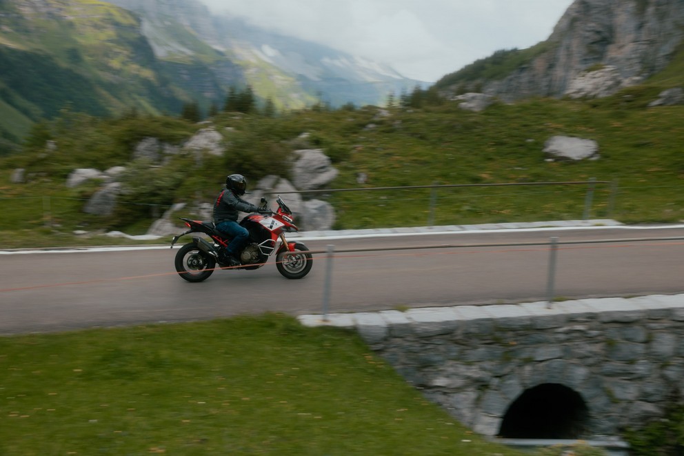 Test de la Ducati Multistrada V4 Pikes Peak en Suisse 2024 - Image 18