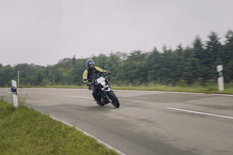 Husqvarna Nuda 900 R Test ojetého motocyklu - Obrázek 35