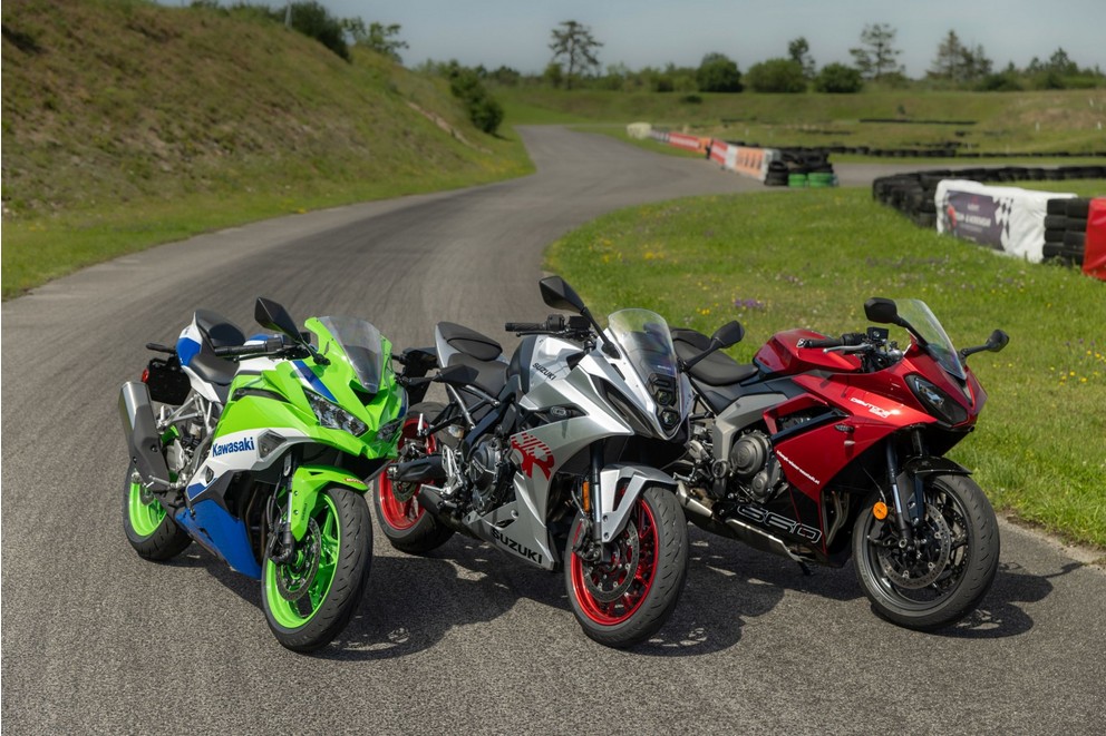 Kawasaki Ninja ZX-4RR vs. Suzuki GSX-8R vs. Triumph Daytona - Kép 1