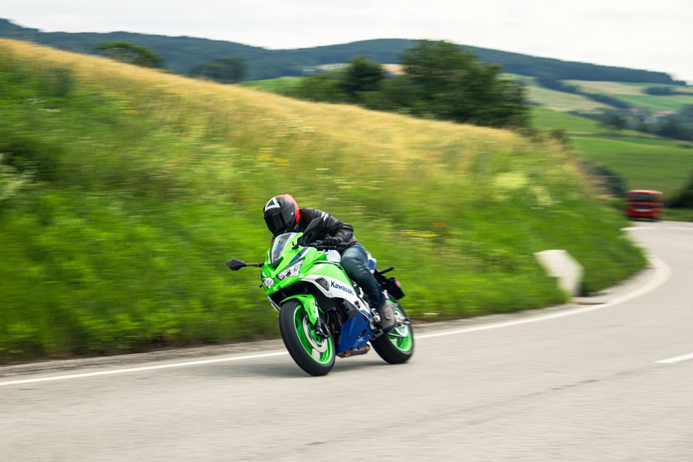 Kawasaki Ninja ZX-4RR vs. Suzuki GSX-8R vs. Triumph Daytona - Imagem 40