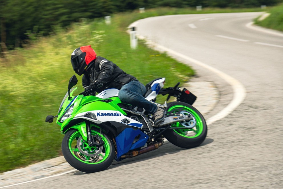 Kawasaki Ninja ZX-4RR vs. Suzuki GSX-8R vs. Triumph Daytona - Слика 23