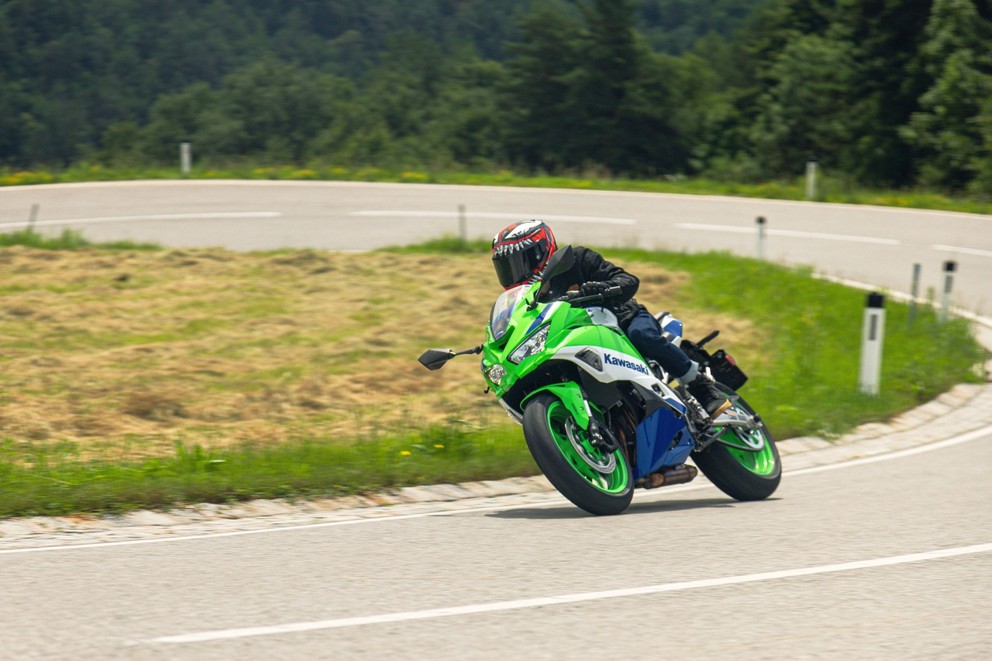 Kawasaki Ninja ZX-4RR vs. Suzuki GSX-8R vs. Triumph Daytona - Imagem 50