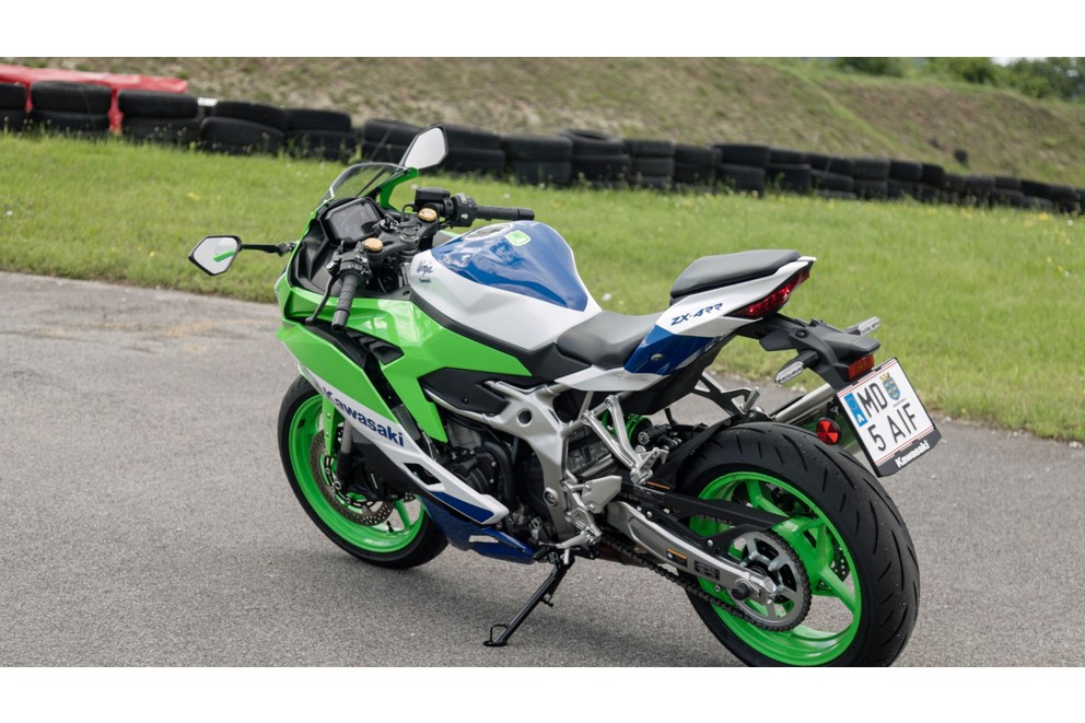 Kawasaki Ninja ZX-4RR vs. Suzuki GSX-8R vs. Triumph Daytona - Image 51