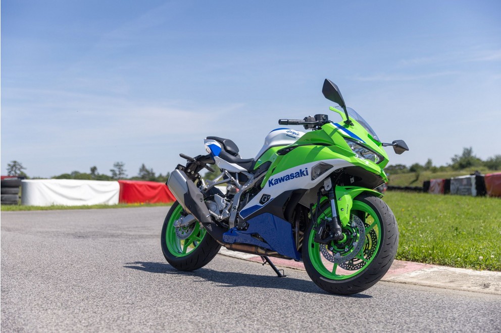 'Kawasaki Ninja ZX-4RR vs. Suzuki GSX-8R vs. Triumph Daytona' - Image 17