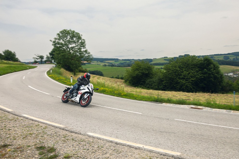 'Kawasaki Ninja ZX-4RR vs. Suzuki GSX-8R vs. Triumph Daytona' - Image 41