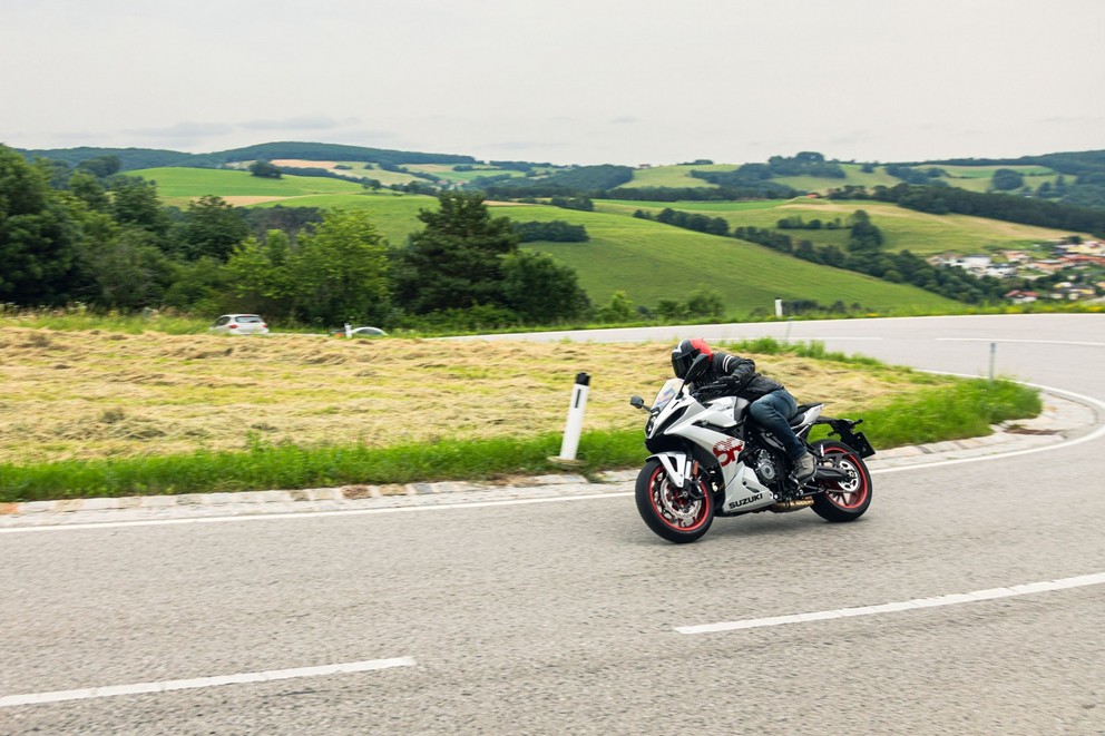 Kawasaki Ninja ZX-4RR vs. Suzuki GSX-8R vs. Triumph Daytona - Obrázek 11