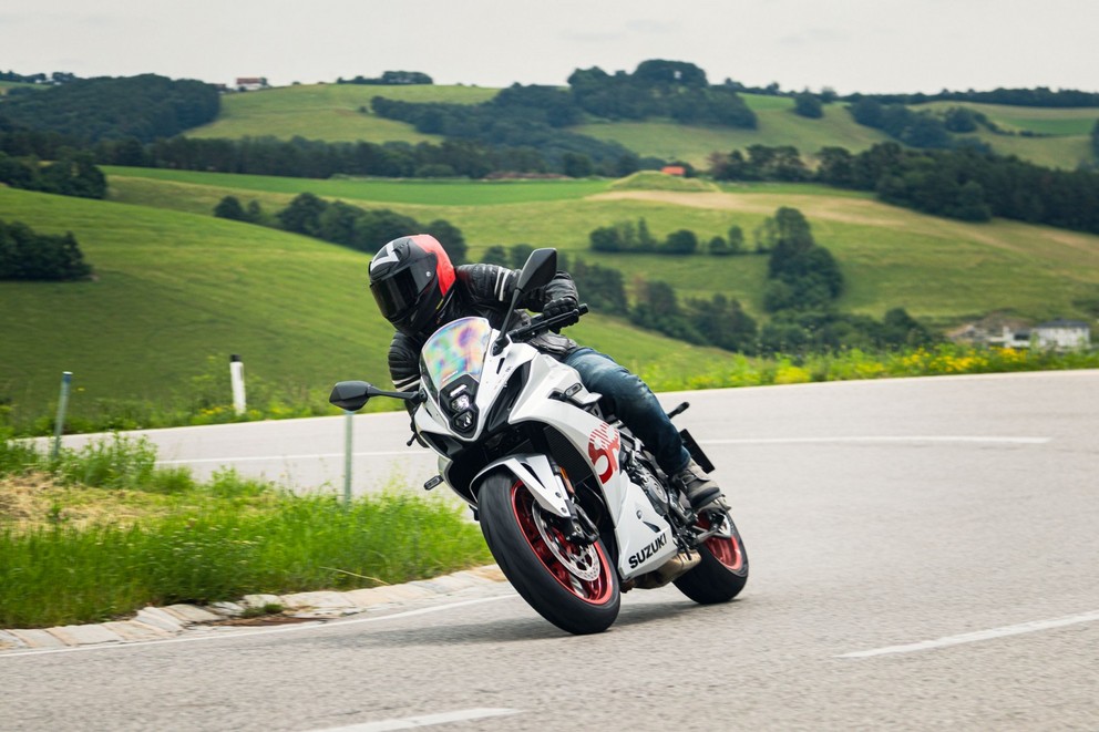 'Kawasaki Ninja ZX-4RR vs. Suzuki GSX-8R vs. Triumph Daytona' - Image 57