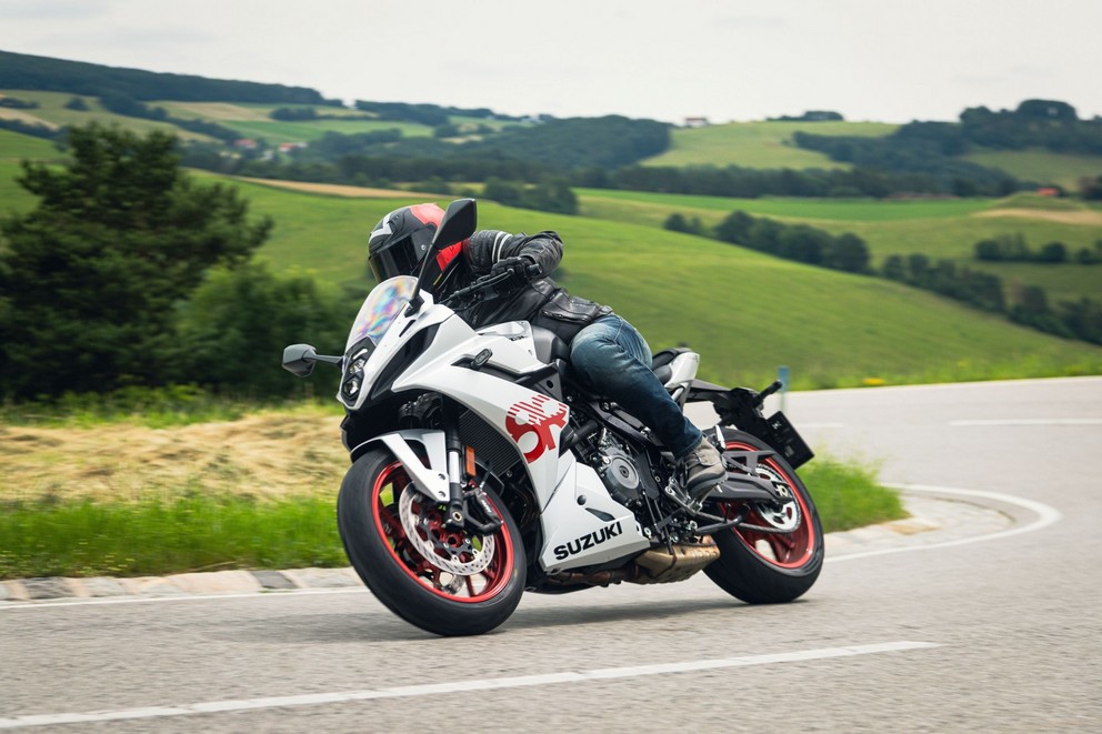 Kawasaki Ninja ZX-4RR vs. Suzuki GSX-8R vs. Triumph Daytona - Слика 49