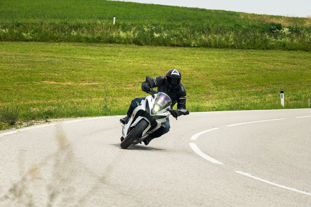 Kawasaki Ninja ZX-4RR vs. Suzuki GSX-8R vs. Triumph Daytona - Bild 12