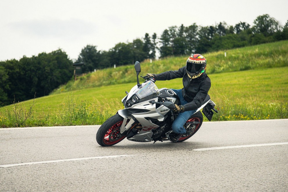 Kawasaki Ninja ZX-4RR vs. Suzuki GSX-8R vs. Triumph Daytona - Image 4