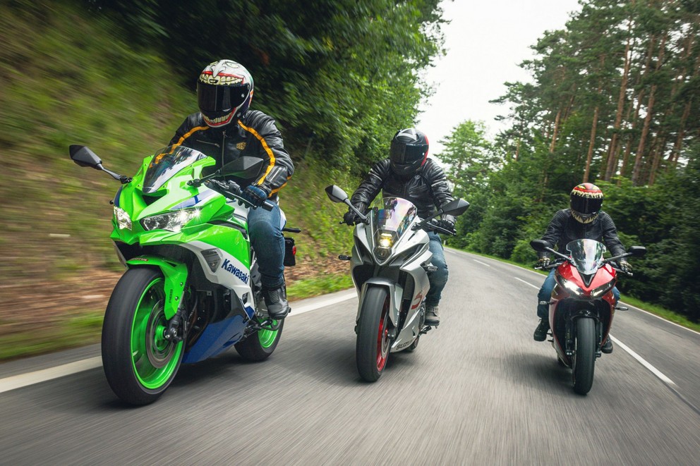 Kawasaki Ninja ZX-4RR vs. Suzuki GSX-8R vs. Triumph Daytona - Obraz 22