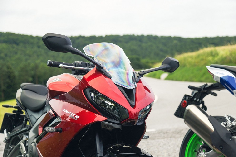 Kawasaki Ninja ZX-4RR vs. Suzuki GSX-8R vs. Triumph Daytona - Imagem 56