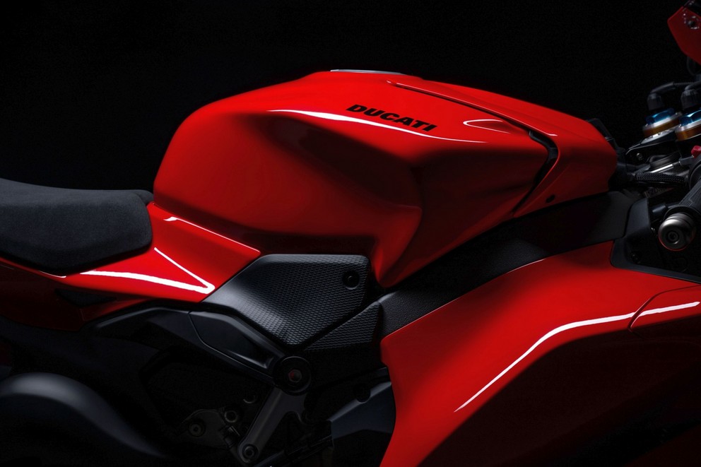 NOVA Ducati Panigale V4 2025 - Слика 20