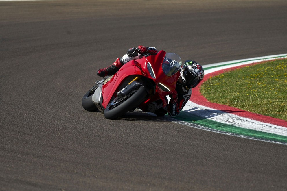 NUEVA Ducati Panigale V4 2025 - Imagen 15