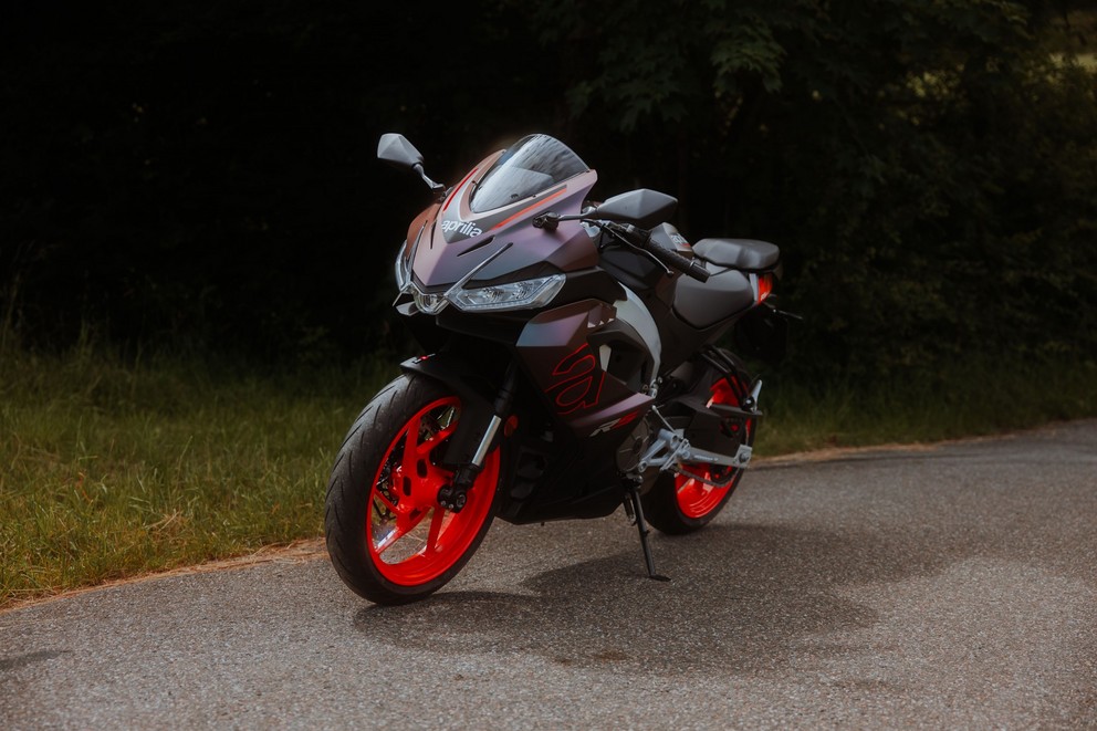 Da li je Aprilia RS 457 savršen motocikl za početnike? Glas iz ženskog vozačkog tabora testira - Слика 10