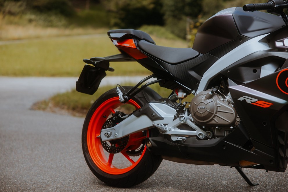 Da li je Aprilia RS 457 savršen motocikl za početnike? Glas iz ženskog vozačkog tabora testira - Слика 2