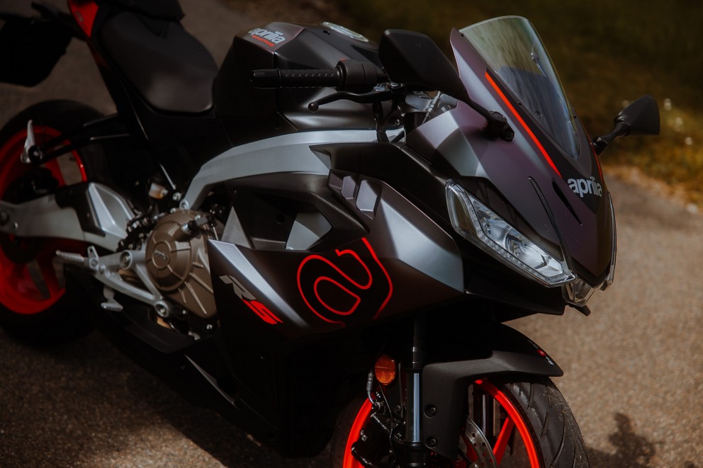 Da li je Aprilia RS 457 savršen motocikl za početnike? Glas iz ženskog vozačkog tabora testira - Слика 3