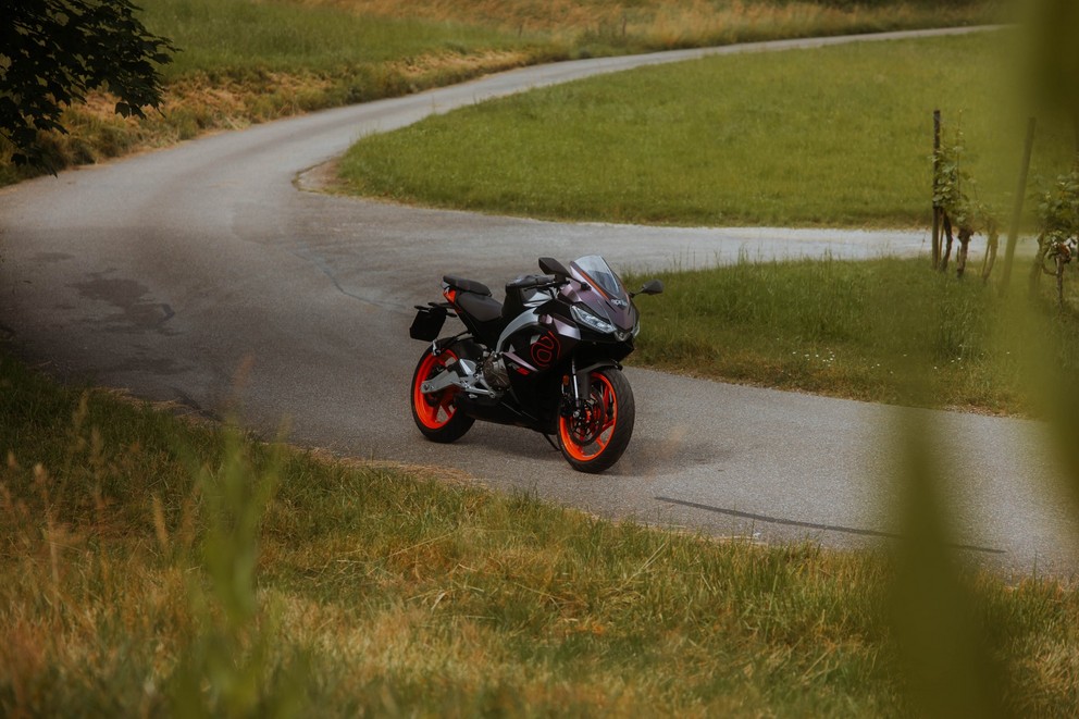 Is de Aprilia RS 457 de perfecte instapmotor? Een stem uit het vrouwelijke rijderskamp test. - afbeelding 33