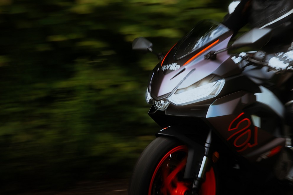 Aprilia RS 457 mükemmel bir başlangıç motosikleti mi? Kadın sürücülerden bir ses test ediyor - Resim 25