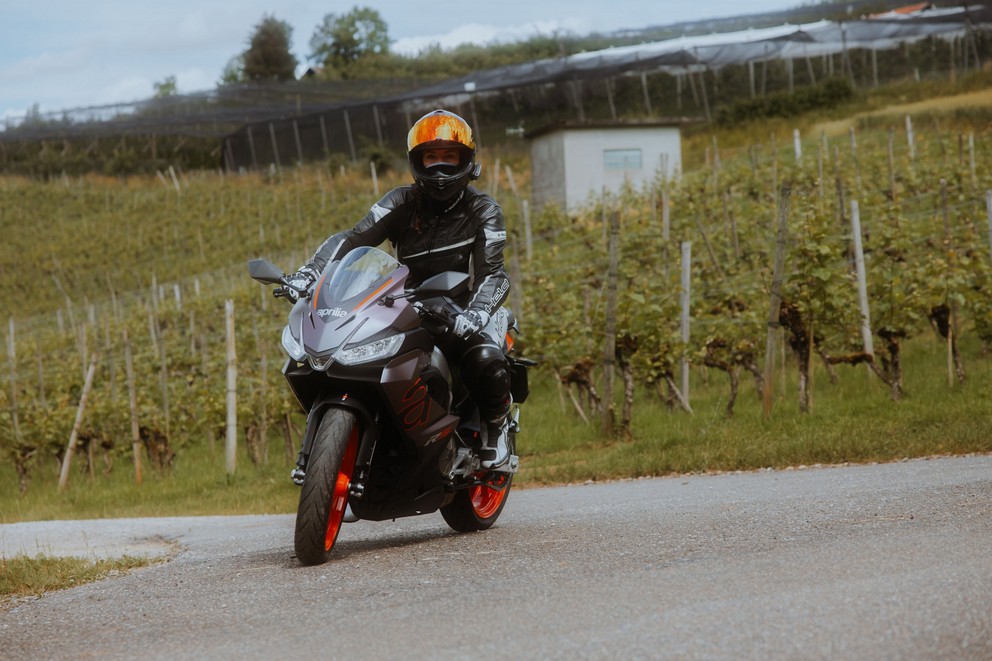 A Aprilia RS 457 é a moto de entrada perfeita? Uma voz do campo feminino testa - Imagem 18