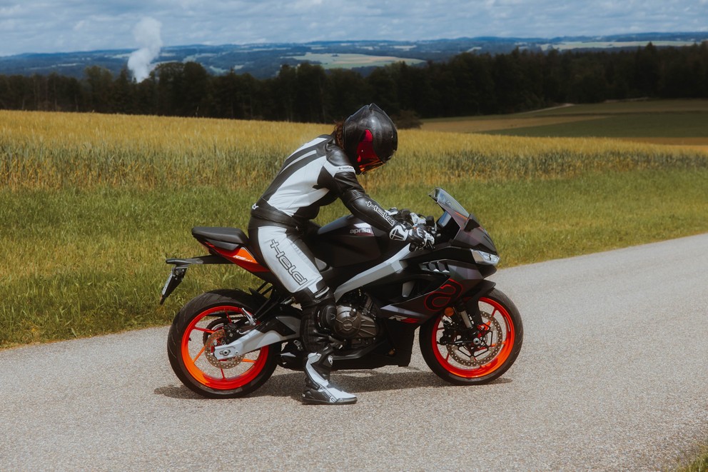 Is de Aprilia RS 457 de perfecte instapmotor? Een stem uit het vrouwelijke rijderskamp test. - afbeelding 1