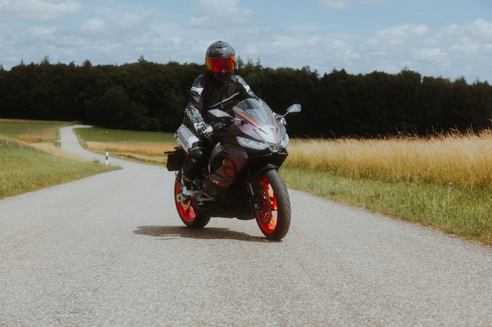 A Aprilia RS 457 é a moto de entrada perfeita? Uma voz do campo feminino testa - Imagem 26