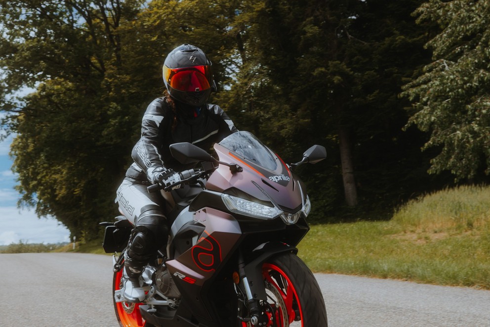 Is de Aprilia RS 457 de perfecte instapmotor? Een stem uit het vrouwelijke rijderskamp test. - afbeelding 40