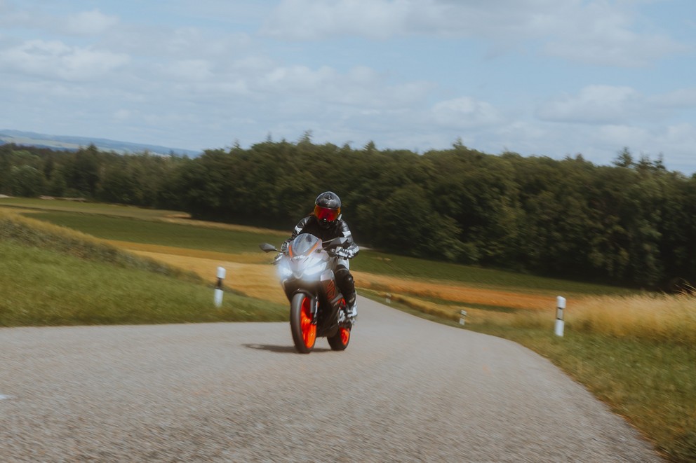 A Aprilia RS 457 é a moto de entrada perfeita? Uma voz do campo feminino testa - Imagem 36