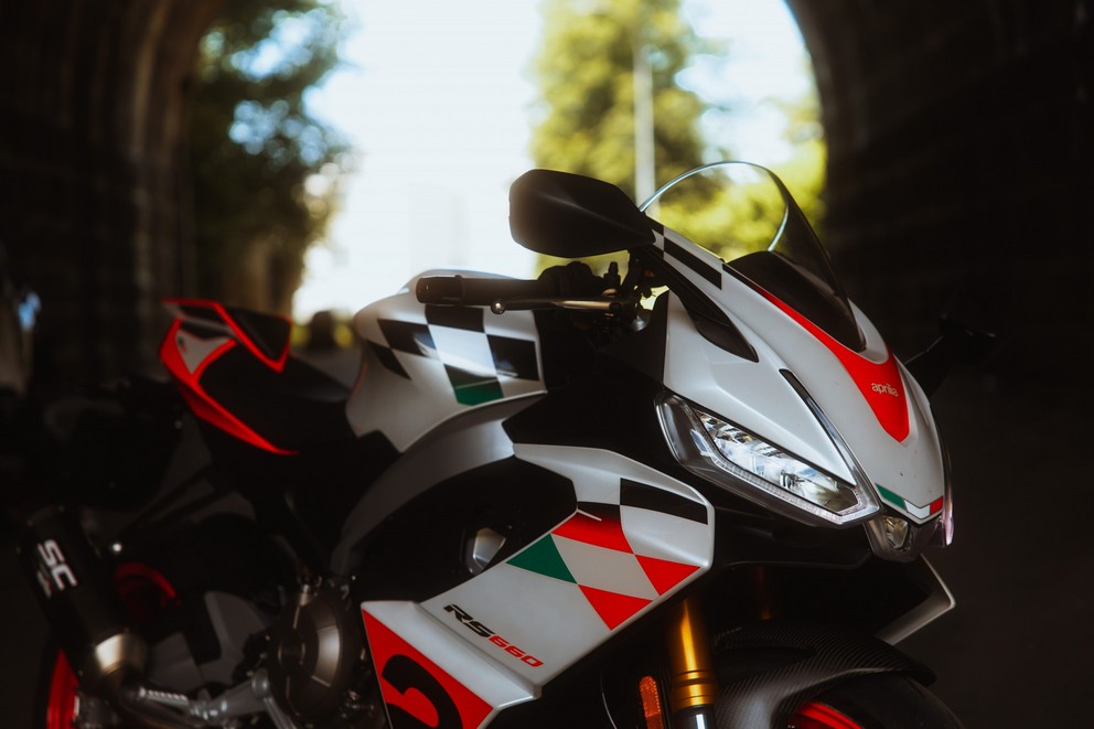 Är Aprilia RS 457 den perfekta nybörjarcykeln? En röst från det kvinnliga förarlägret testar - Bild 35