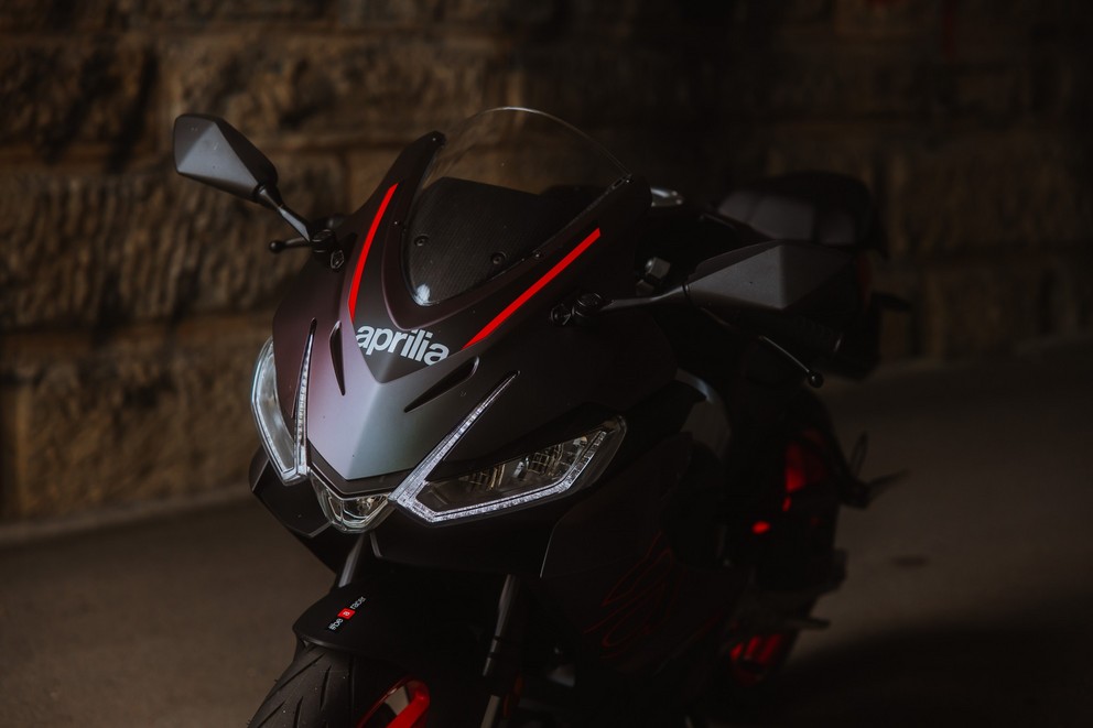 A Aprilia RS 457 é a moto de entrada perfeita? Uma voz do campo feminino testa - Imagem 20