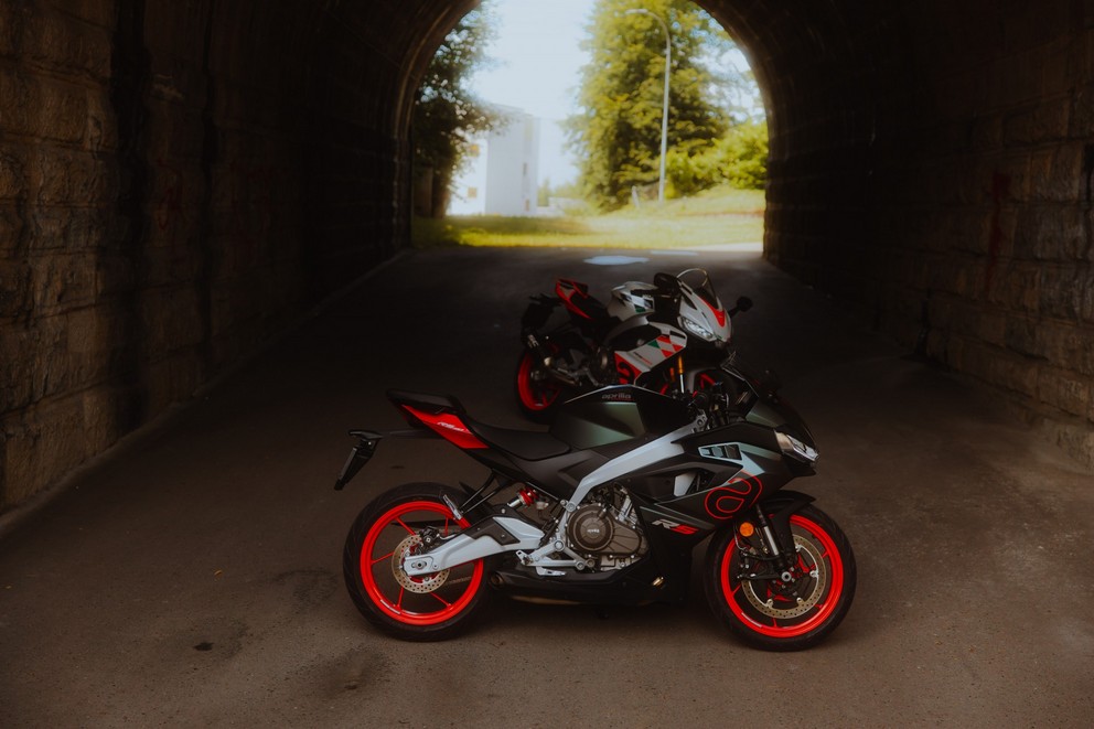 Je Aprilia RS 457 dokonalý motocykl pro začátečníky? Hlas z ženského jezdeckého tábora testuje - Obrázek 41