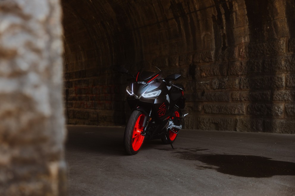 Da li je Aprilia RS 457 savršen motocikl za početnike? Glas iz ženskog vozačkog tabora testira - Слика 27