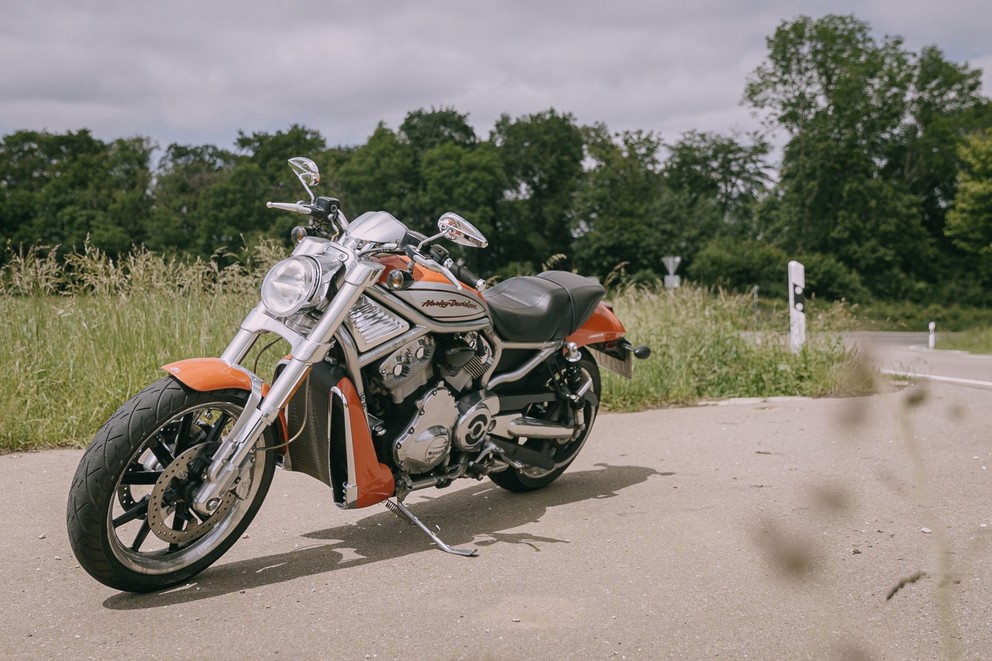 Test ojetého motocyklu Harley-Davidson V-Rod VRSCR Street Rod - Obrázek 28