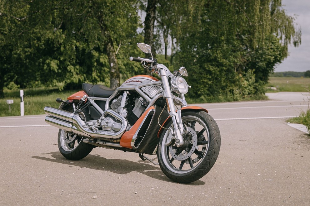 Test ojetého motocyklu Harley-Davidson V-Rod VRSCR Street Rod - Obrázek 1